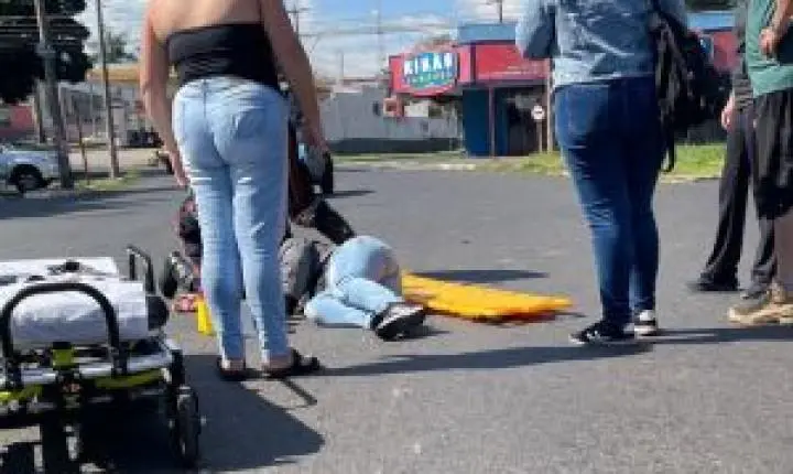 Motociclista se fere em acidente de trânsito na Praça Itália, em São Carlos