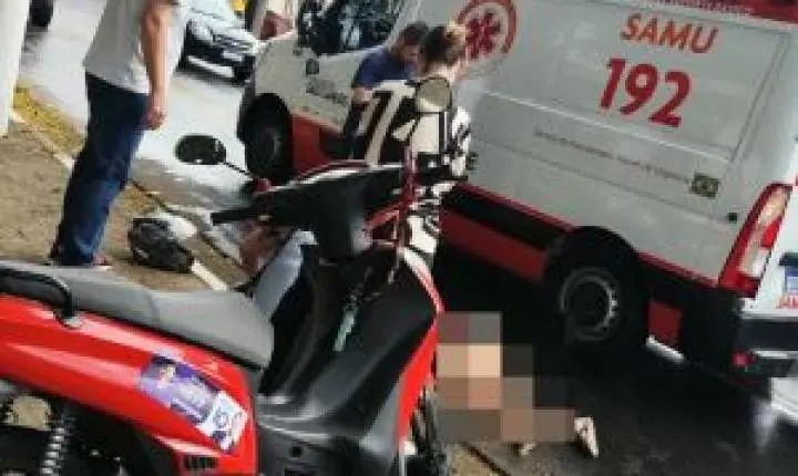 Queda de moto por asfalto molhado deixa ferida no Centro