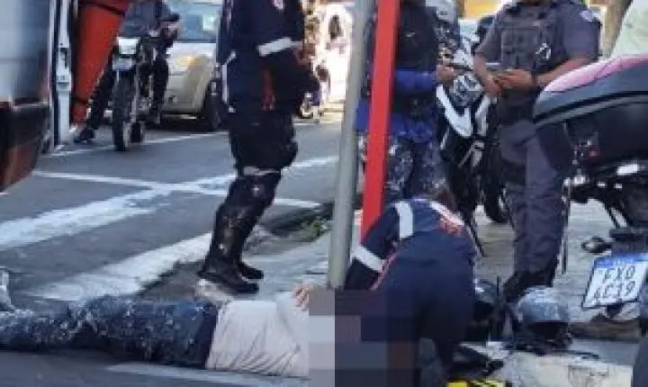 Motociclista se feriu após cair em óleo derramado por caminhão no Centro