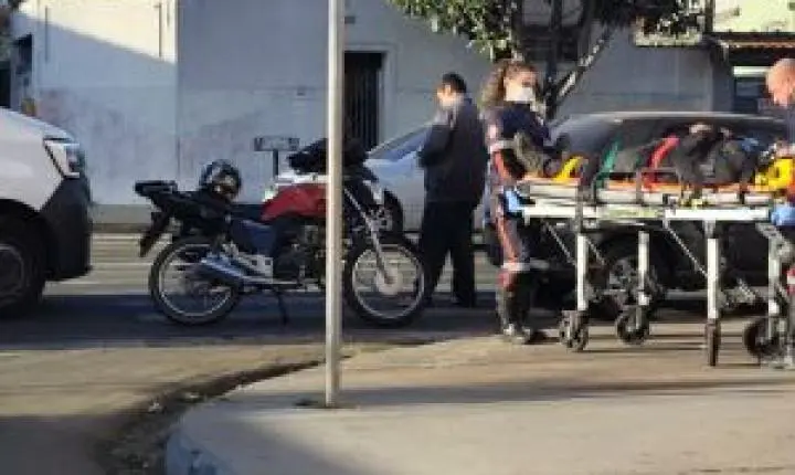 Motociclista de 22 anos fica ferido após acidente em São Carlos