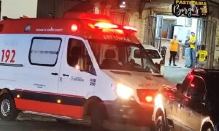 Motociclista sofre ferimentos após acidente com carro em cruzamento de São Carlos
