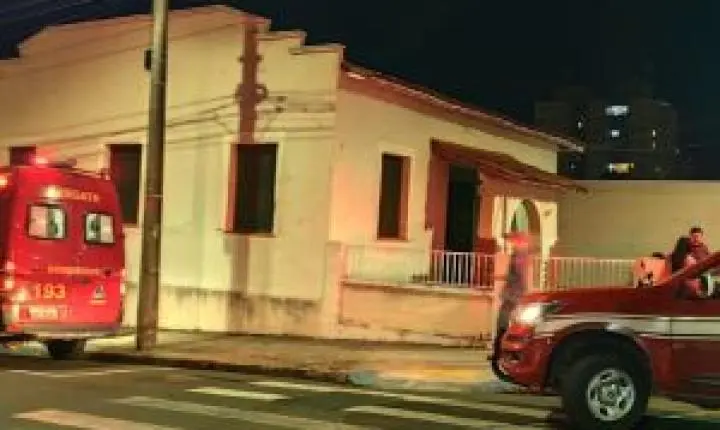 Motociclista fica ferido em acidente em São Carlos após colisão com carro
