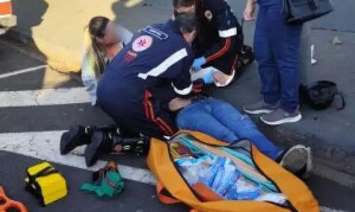 Motociclista sofre ferimentos graves em acidente com carro e motorista foge em São Carlos