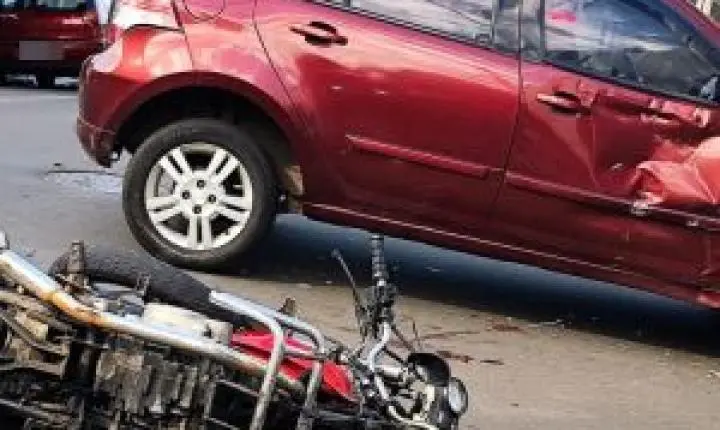 Motociclista fica ferido após acidente no Centro de São Carlos