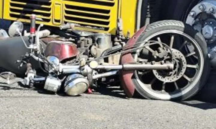 Motociclista de 61 anos se feriu em acidente com ônibus em São Carlos