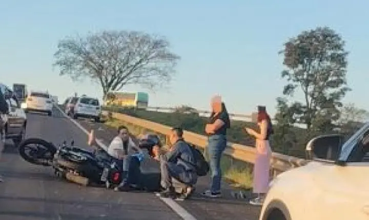 Motociclista ferido em colisão traseira na SP-215, em São Carlos