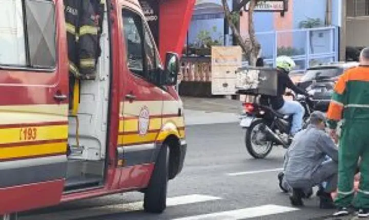 Colisão traseira na Avenida São Carlos deixa motogirl ferida