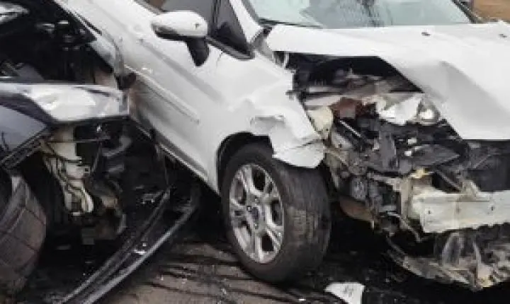 Motorista ignora parada obrigatória e causa acidente em Vila Celina