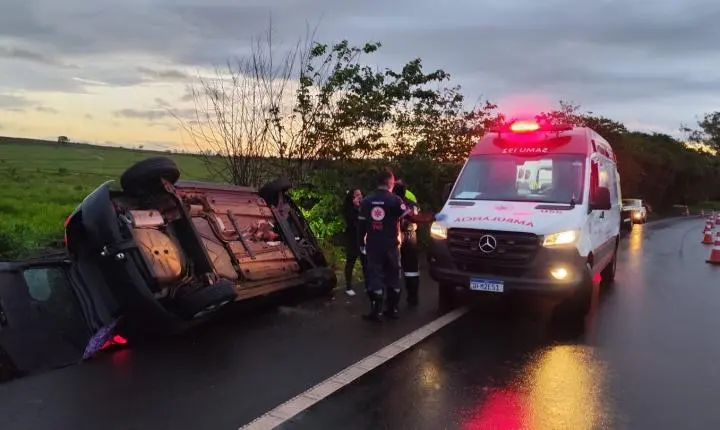 Drama na SP-215: Motorista avança “Pare” e Fiesta capota duas vezes na região