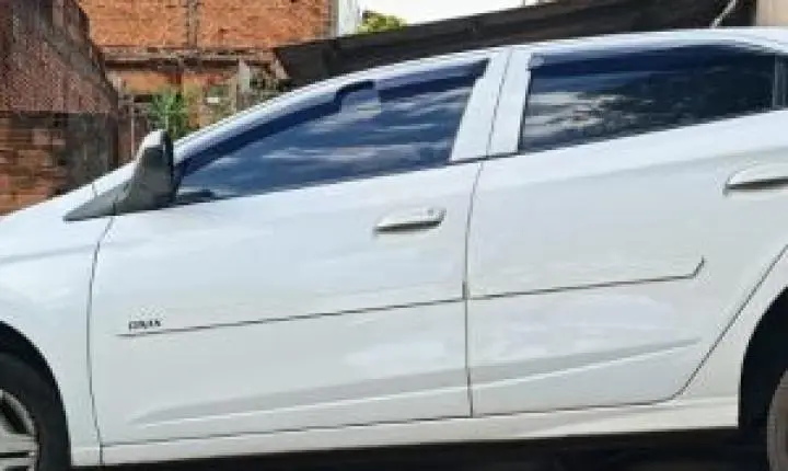 Veículo de motorista de aplicativo fica danificado em boca de lobo no Jardim das Torres