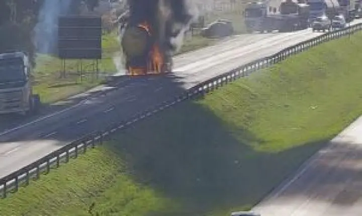 Motorista sai ileso de incêndio em carreta na Rodovia Washington Luís