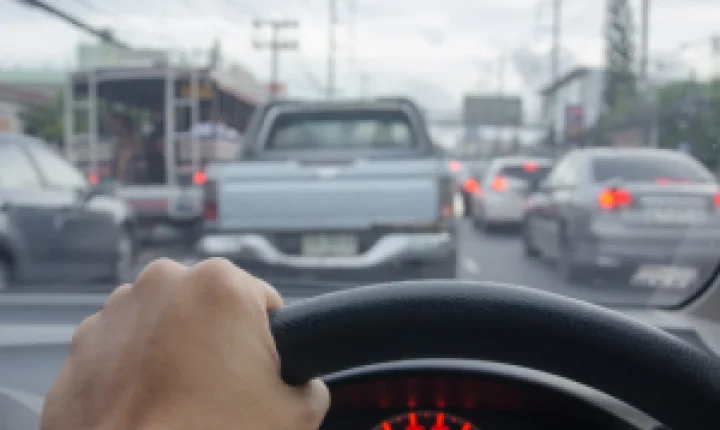 Motorista realiza manobras perigosas e intimida estudante em São Carlos