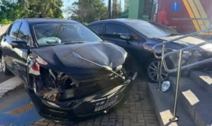 Motorista fica ferida em acidente de trânsito no Centro de São Carlos