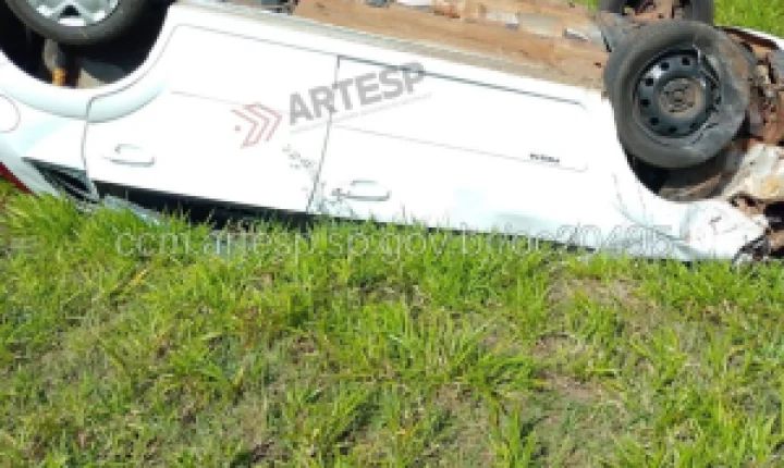 Motorista fica ferido após capotamento de veículo na SP-225 em Itirapina