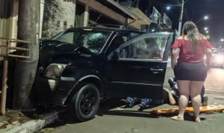 Carro colide contra poste e deixa homem ferido em acidente em São Carlos