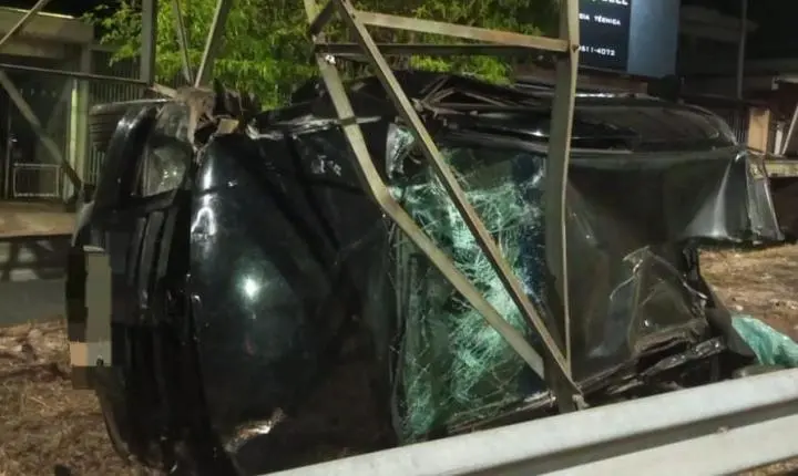 Motorista fica em estado grave após capotar carro e atingir torre na região