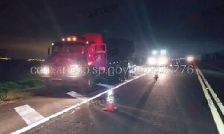 Motorista morre em colisão entre carro e caminhão na SP-215