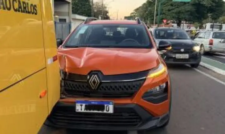 Motorista perde o controle e atinge ônibus em São Carlos após passar mal