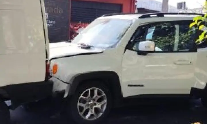 Motorista sofre mal súbito e causa colisão traseira na Avenida Henrique Gregori