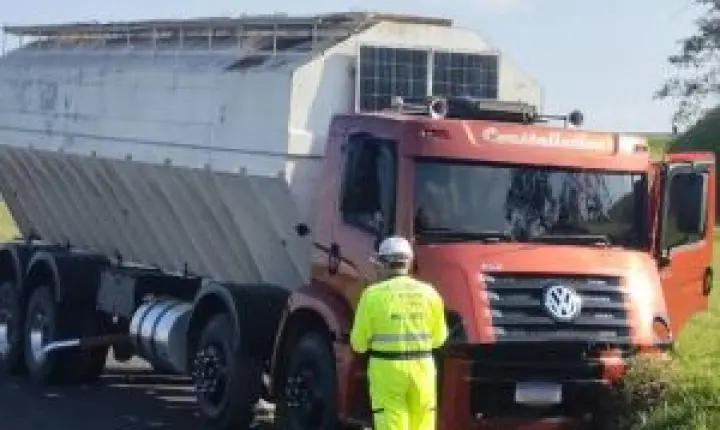 Motorista perde controle de caminhão após manobra proibida na SP-215
