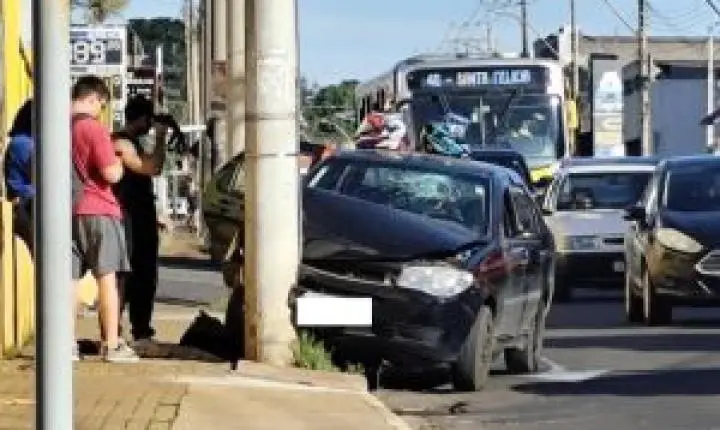 Motorista tem mal súbito e colide contra poste em São Carlos