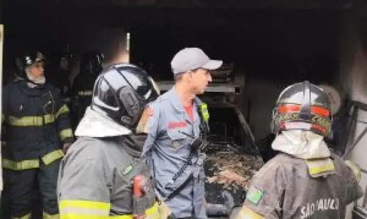 Mulher provoca incêndio em veículo na garagem de casa em São Carlos