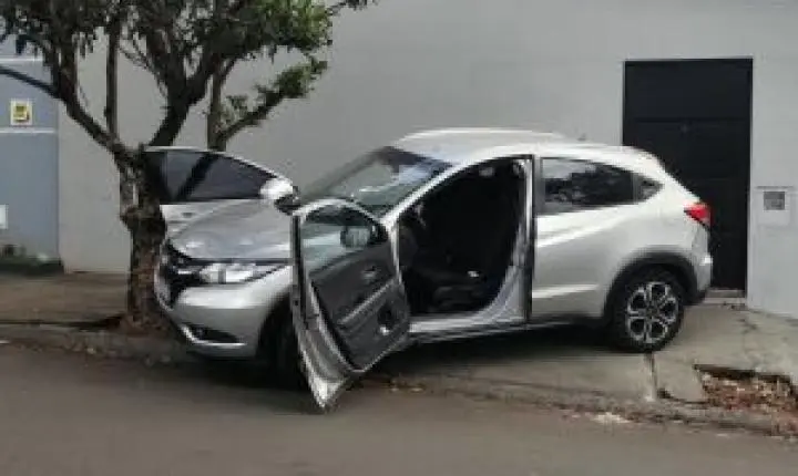 Mulher é atingida pelo próprio carro durante acidente em São Carlos