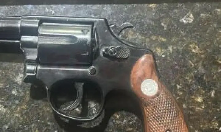 Mulher é baleada na perna em São Carlos e homem é preso por porte ilegal de arma