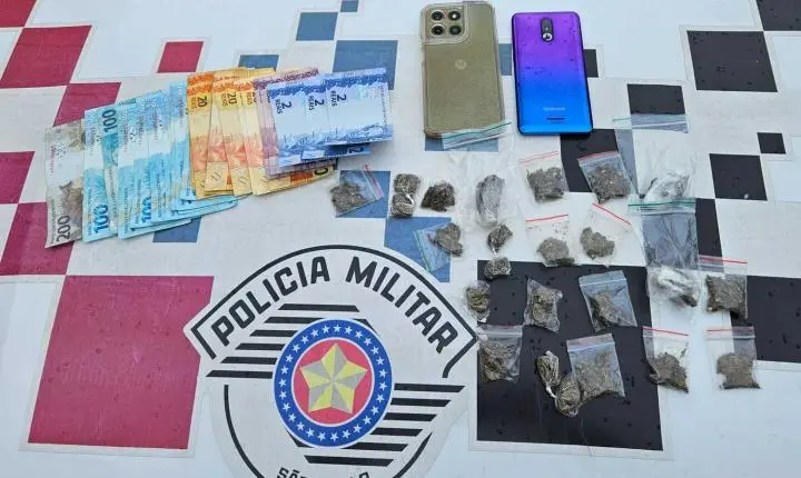 Mulher é detida por tráfico de drogas após fuga com criança em veículo