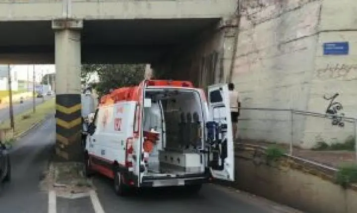 Mulher sofre queda de pontilhão em São Carlos e fica ferida