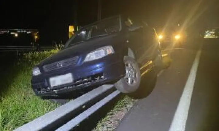 Motorista avança sobre guard-rail na SP-318 após perder controle do veículo