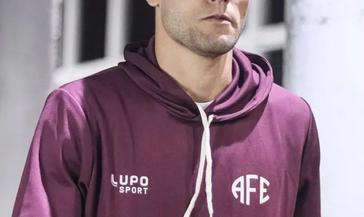 Elenco da Ferroviária chega para importante partida do Brasileirão Série C
