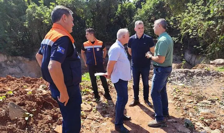 Prefeito vistoria obra de drenagem para conter erosão no Jardim Maria Luiza IV