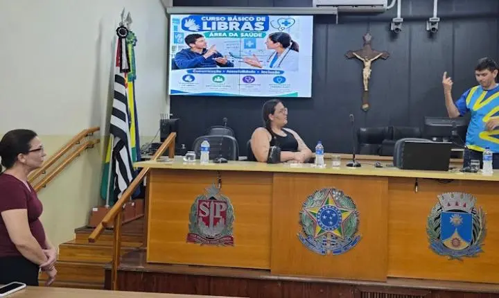 Oficina de Libras na saúde amplia o diálogo com a comunidade surda