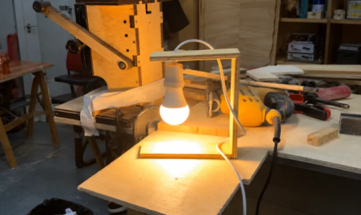 Oficina ensina a criar luminária de madeira no Sesc Araraquara