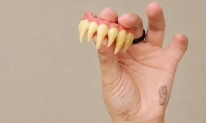 Oficina ensina criação de dentes cênicos para personagens em Araraquara