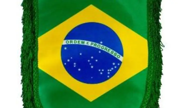 Oficina ensina criação de flâmulas inspiradas no universo do futebol em Araraquara