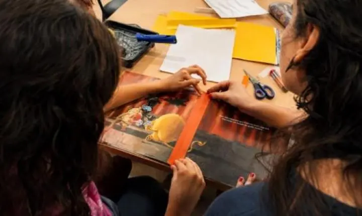 Oficina ensina técnicas de reparo e conservação de livros durante feira de troca em Araraquara