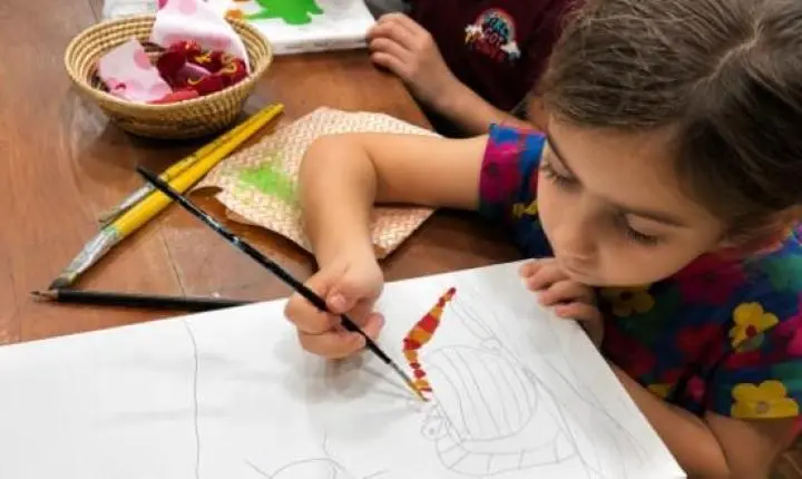 Oficina inspira crianças a criar pinturas a partir da obra de Tarsila do Amaral