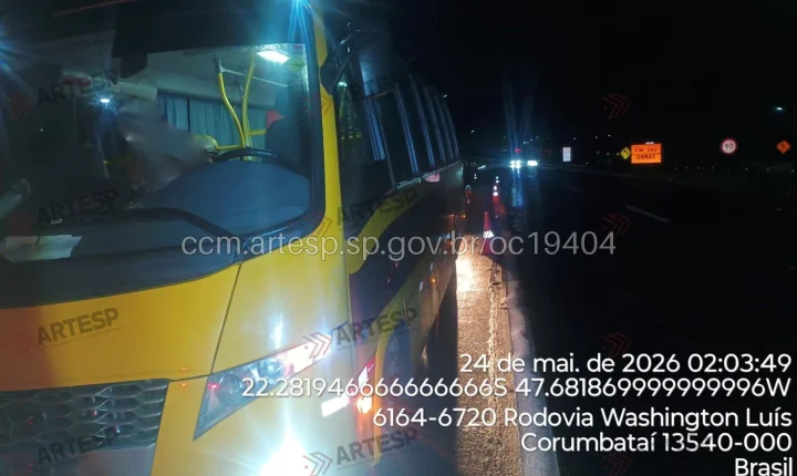 Ônibus sofre colisão com objeto não identificado na Rodovia Washington Luís