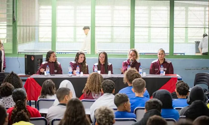 Alunos da escola Antônia Eugênia Martins visitam as Guerreiras Grenás da Ferroviária