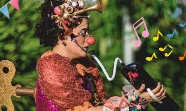 Palhaça Tetê Purezempla leva música, humor e interação ao público em Araraquara