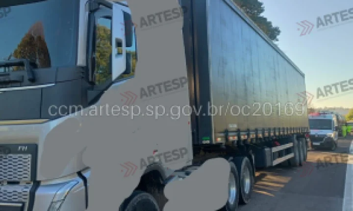 Pane mecânica em SUV causa acidente com duas carretas na Rodovia Washington Luís