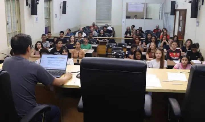 Parlamento Jovem 2026: vereadores jovens recebem madrinhas e padrinhos