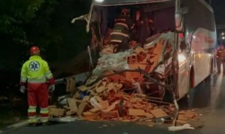 Idosa morre após grave acidente na SP-310 entre ônibus e caminhão