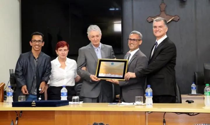 Médico Paulo Djabraian recebe o Título de Cidadão Araraquarense