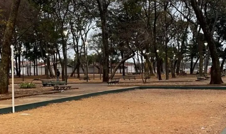 Playground da Praça do Cecap precisa de areia para uso infantil
