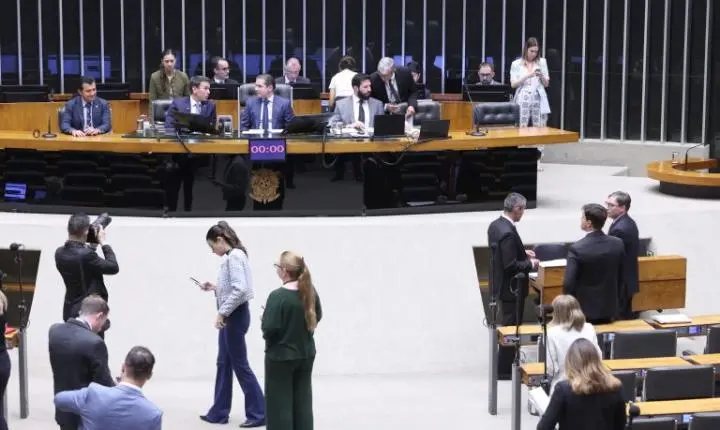 Plenário da Câmara dos Deputados inicia sessão com votação de urgências