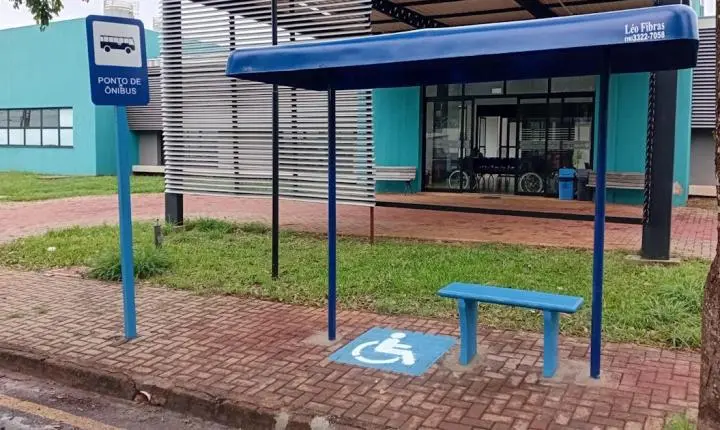 Novo ponto de ônibus em frente ao Cria ganha cobertura e assento