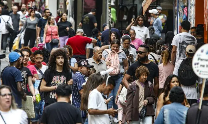 Brasil registra desaceleração no crescimento populacional e envelhecimento da população